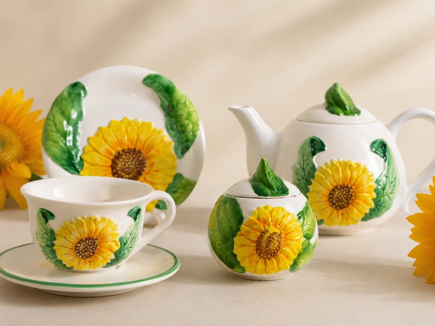 Tazze e servizio con decoro girasoli