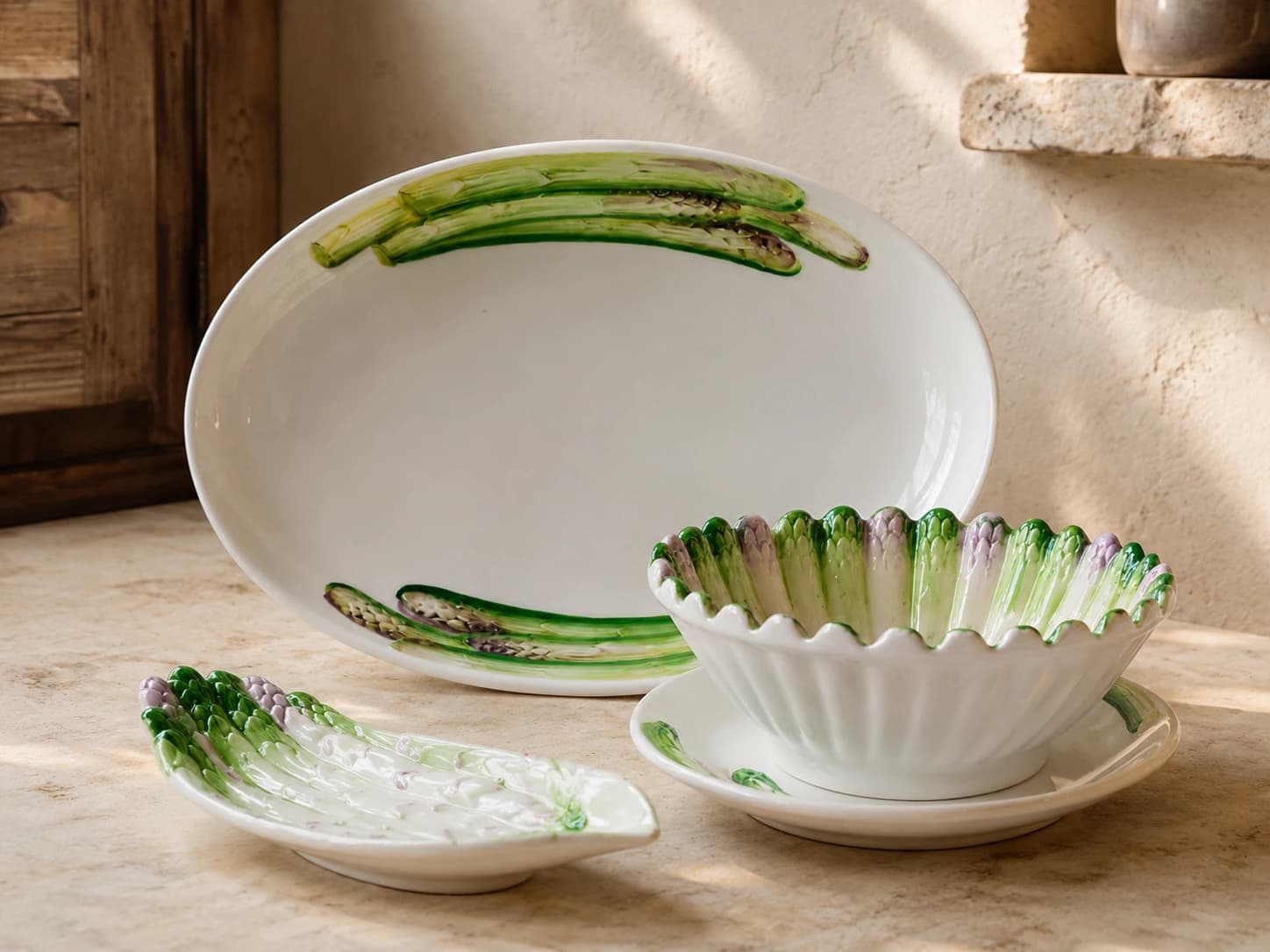 Composizione completa con piatti e ciotole ad asparagi
