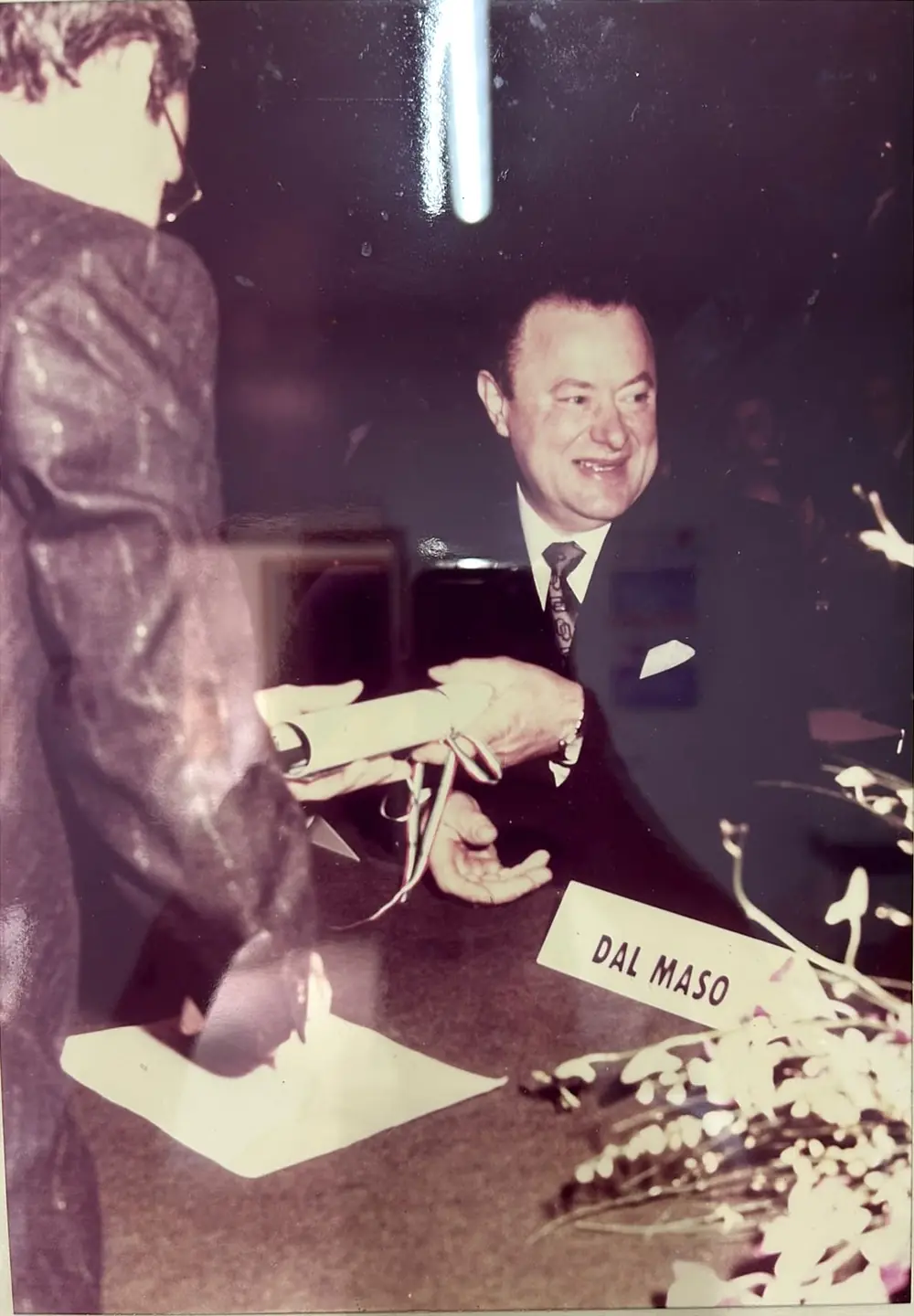 Bruno Bressan durante una premiazione storica mentre riceve un riconoscimento