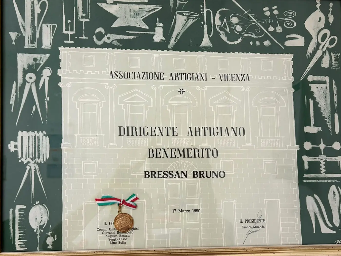 Riconoscimento Dirigente Artigiano Benemerito conferito a Bressan Bruno nel 1990