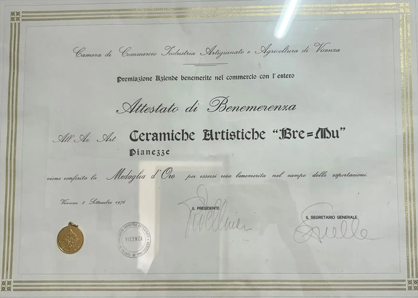 Attestato di Benemerenza e Medaglia d'Oro conferiti a Ceramiche Artistiche Bre-Mu nel 1976
