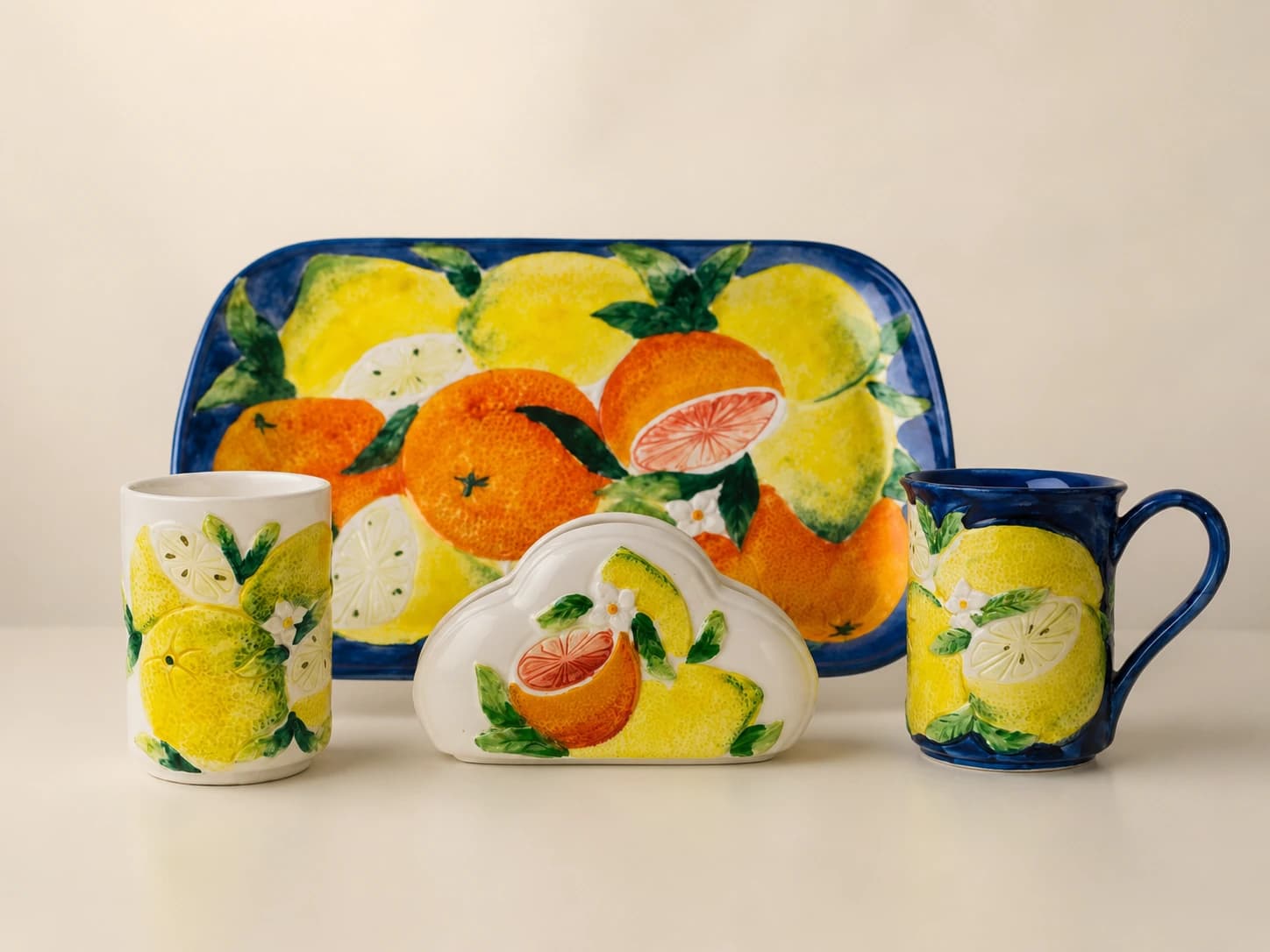 Servizio in ceramica con decoro agrumi